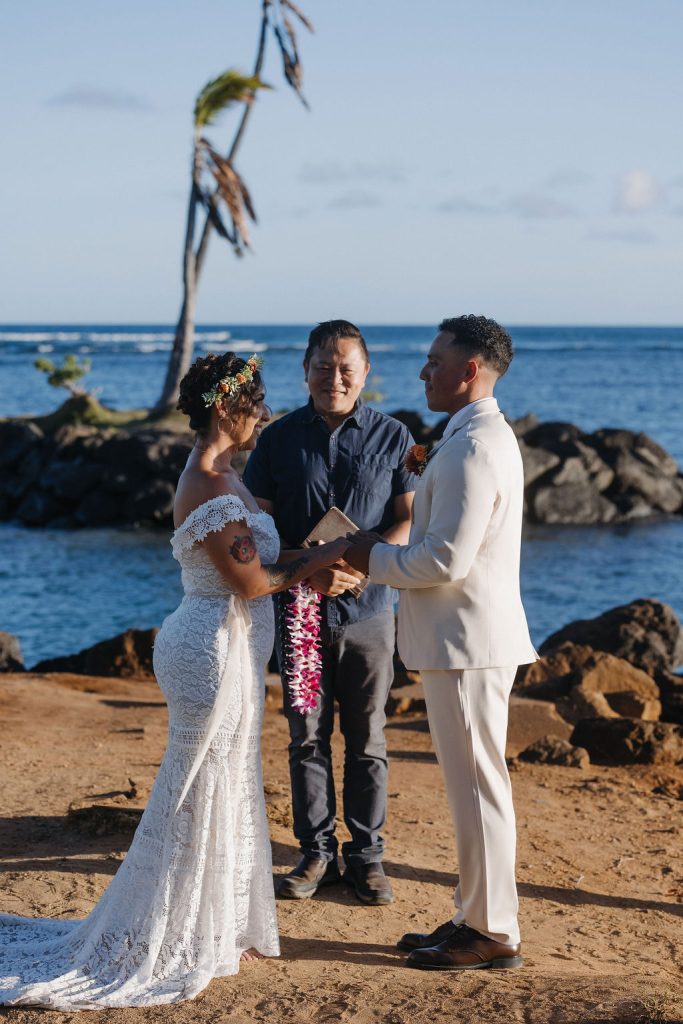 Traditional Hawaii elopement lei exchange ceremony on Oahu