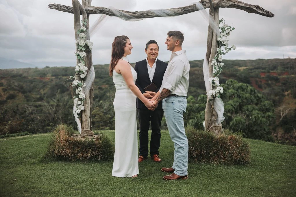 Hawaii outdoor elopement